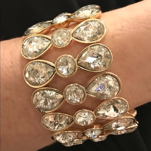 Jewelry - NEW GORGEOUS & STYLISH Rhinestone Gold Bracelet!